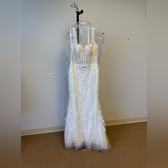 Elegant Ivory/Ivory/Nude Lace Wedding Dress 18396